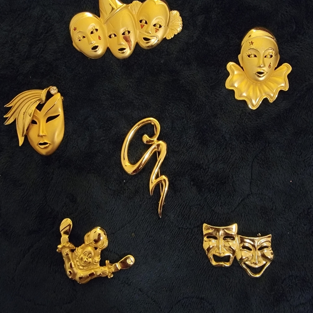 6 Vintage pins from the late 80's